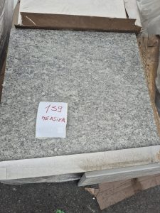 autre Lot d&rsquo;environ 8 m2 de carrelage , utilisation extérieure . Dimensions 60cm x 60c  125