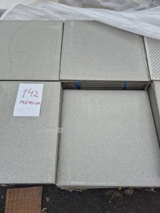autre Lot d&rsquo;environ 35m2 de carrelage , couleur gis . Dimensions 40 x 40cm  129