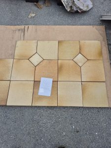 autre Lot d&rsquo;environ 45m2 de carrelage . Carreaux carrés avec motif décoratif central e  130