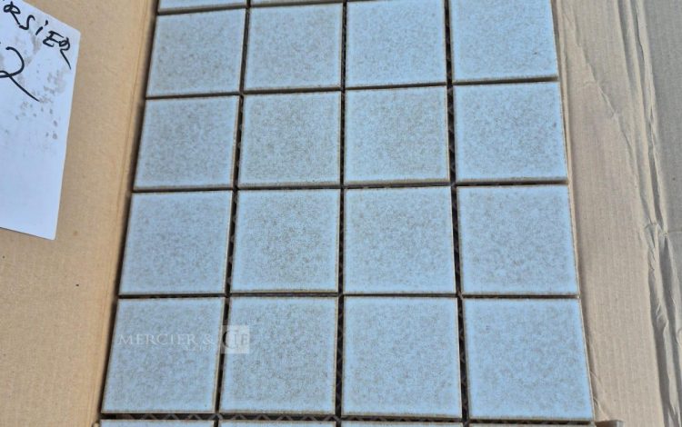 autre Lot comprenant environ 50 m² de carrelage mosaïque en céramique, conditionné en  163