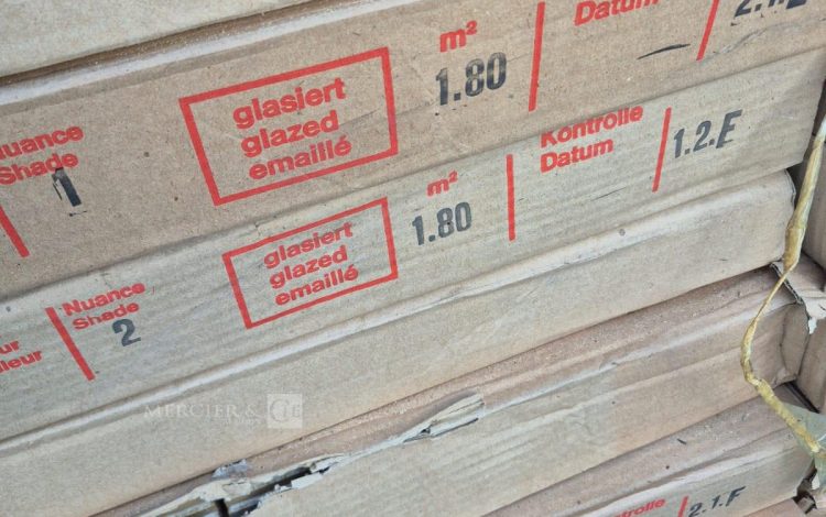 autre Lot comprenant environ 50 m² de carrelage mosaïque en céramique, conditionné en  163