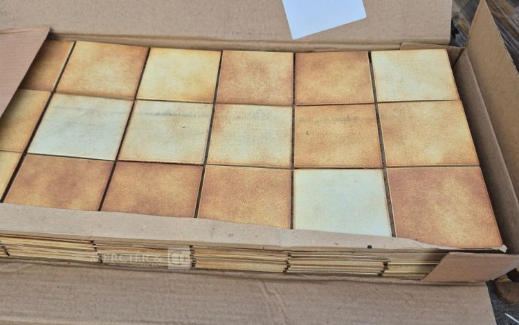 autre Lot comprenant environ 36 m² de carrelage mosaïque en céramique, conditionné en  170