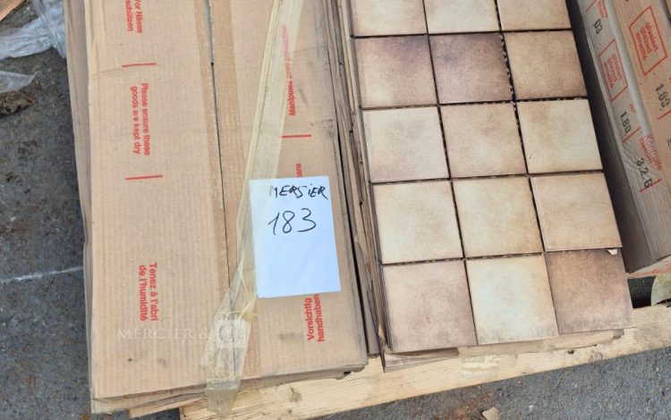 autre Lot comprenant environ 14 m² de carrelage mosaïque en céramique, conditionné en  174