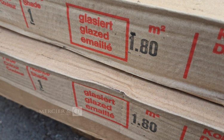 autre Lot comprenant environ 14 m² de carrelage mosaïque en céramique, conditionné en  174