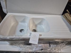 autre Évier de cuisine blanc à double bac avec égouttoir intégré. Dimensions : 60cm x  176