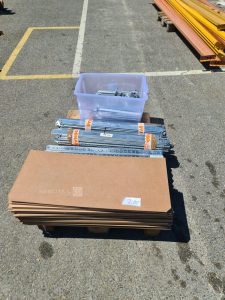 autre Lot de rayonnage métallique  Environ 9 mètres linéaires (H. 1,80 m)  190