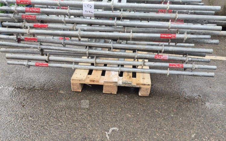 autre Lot de 17 montants verticaux déchafaudage de  la marque ALTRAD  197
