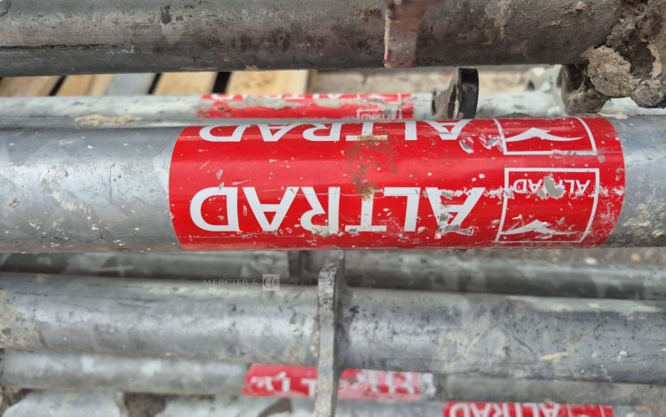 autre Lot de 17 montants verticaux déchafaudage de  la marque ALTRAD  197