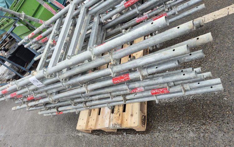 autre Lot de 17 montants verticaux déchafaudage de  la marque ALTRAD  197