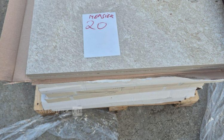 autre Lot denviron 8 m² de carrelage extérieur composé de dalles 60 × 60 cm.  17