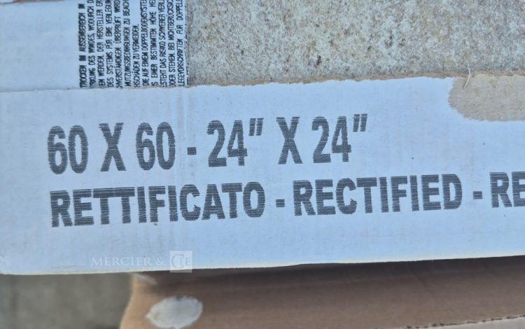 autre Lot denviron 8 m² de carrelage extérieur composé de dalles 60 × 60 cm.  17