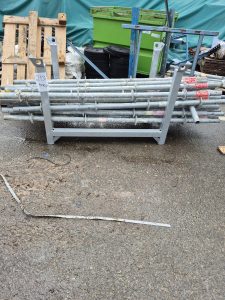 autre Lot comprenant : 30 montants d&rsquo;échafaudage de 2m , et 4 montants de 3 m , de la  203