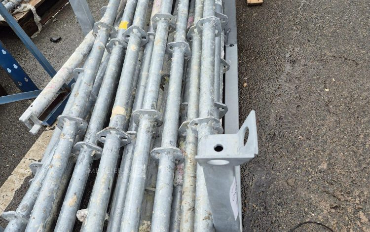 autre Lot comprenant : 30 montants d&rsquo;échafaudage de 2m , et 4 montants de 3 m , de la  203