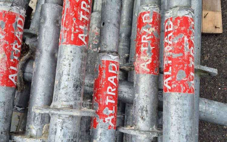 autre Lot comprenant : 30 montants d&rsquo;échafaudage de 2m , et 4 montants de 3 m , de la  203