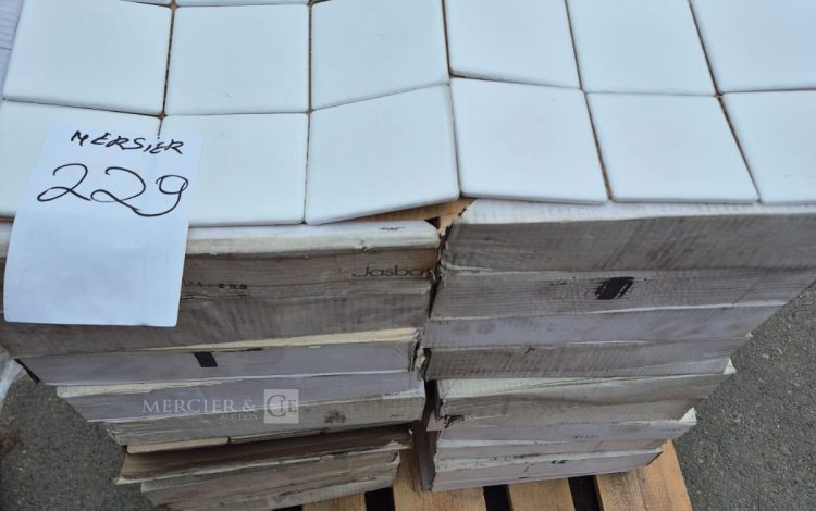 autre Lot comprenant environ 18 m² de carrelage mosaïque en céramique, conditionné en  219