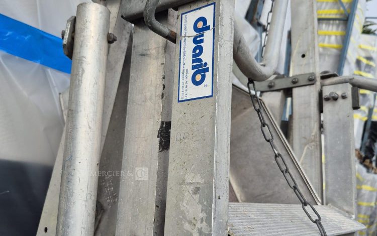 autre Lot comprenant 1 escabeau de la marque JUMBO , et 1 escabeau de la marque Duarib  226