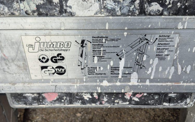 autre Lot comprenant 1 escabeau de la marque JUMBO , et 1 escabeau de la marque Duarib  226