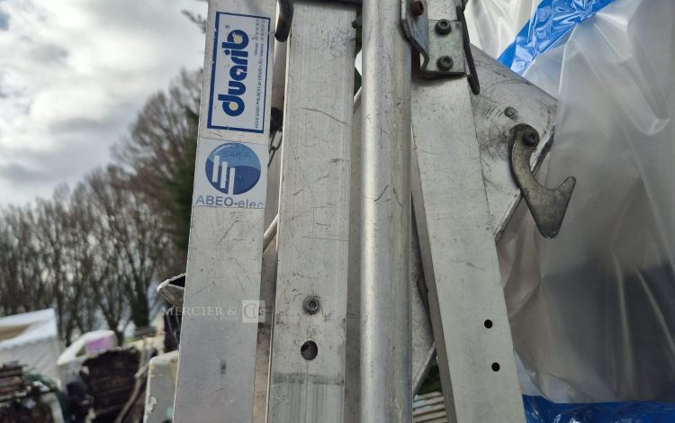 autre Lot comprenant 1 escabeau de la marque JUMBO , et 1 escabeau de la marque Duarib  226