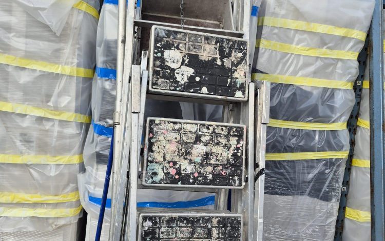 autre Lot comprenant 1 escabeau de la marque JUMBO , et 1 escabeau de la marque Duarib  226