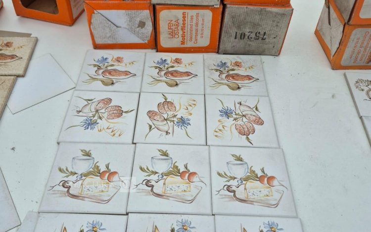 autre Lot comprenant 70 carreaux de faïence décorative en céramique, format env. 10 ×  227