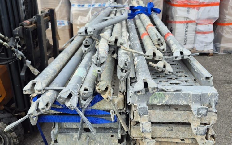 autre Lot comprenant 14 plateaux d&rsquo;échafaudage différents modèles  , dimensions 3 m ,  229