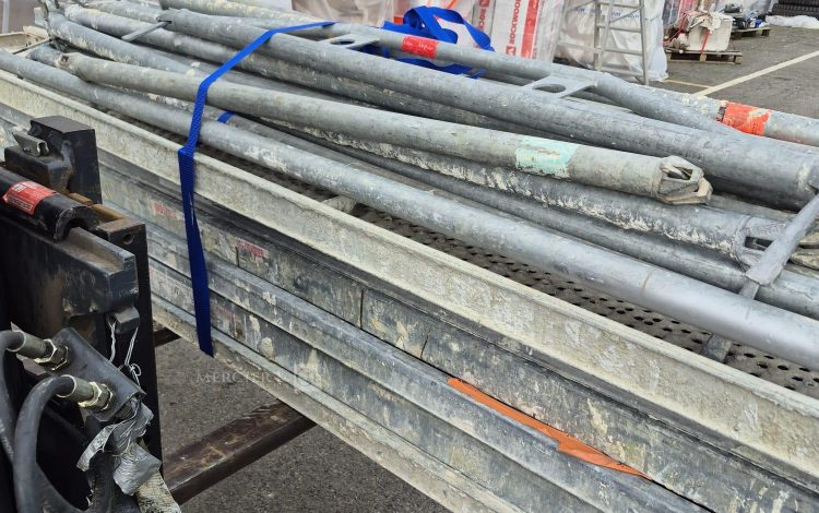 autre Lot comprenant 14 plateaux d&rsquo;échafaudage différents modèles  , dimensions 3 m ,  229