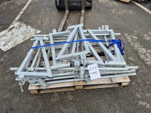 autre Lot comprenant 5 consoles déchafaudage de 70cm et 6 gardes de corpos pour échaf  230