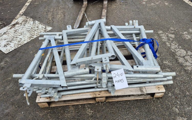 autre Lot comprenant 5 consoles déchafaudage de 70cm et 6 gardes de corpos pour échaf  230