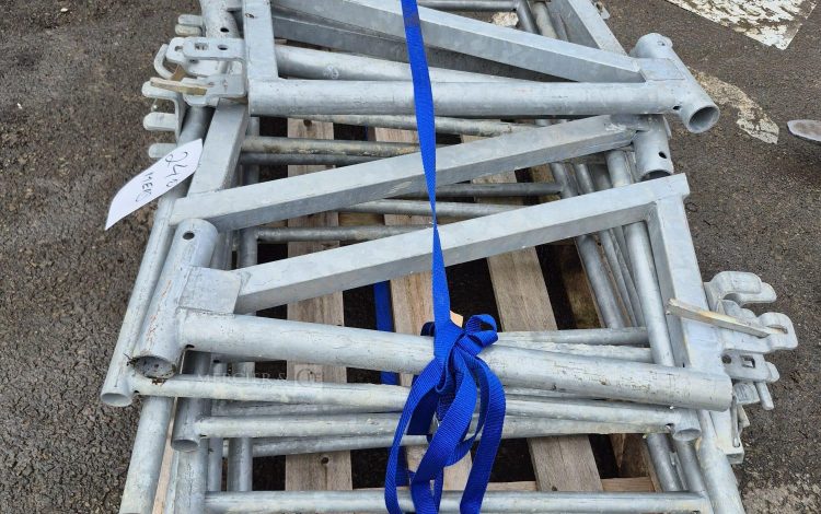 autre Lot comprenant 5 consoles déchafaudage de 70cm et 6 gardes de corpos pour échaf  230