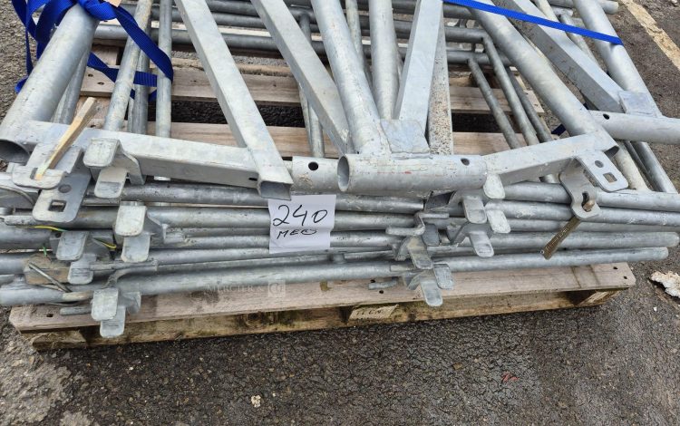 autre Lot comprenant 5 consoles déchafaudage de 70cm et 6 gardes de corpos pour échaf  230