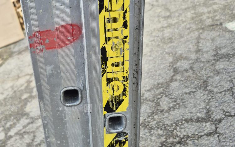 autre Lot d&rsquo;une échelle de 8m , marque Centure.  238