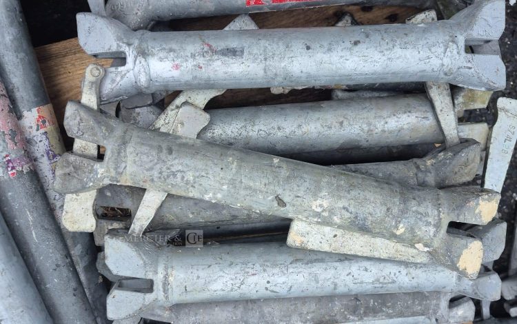 autre Lot comprenant : 16 barres d&rsquo;échafaudage de 0,60cm , 6 de 1m et 1 de co cm , et  20