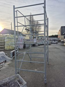 autre Échafaudage roulant en acier galvanisé marque DUARIB . Dimensions : 125 cm x185c  253