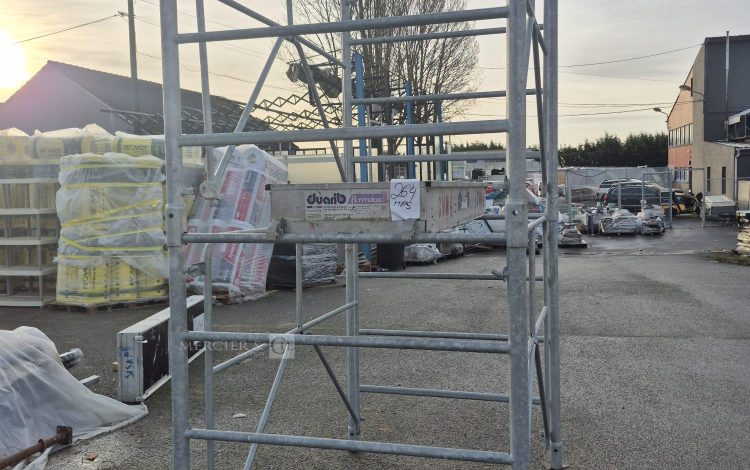 autre Échafaudage roulant en acier galvanisé marque DUARIB . Dimensions : 125 cm x185c  253