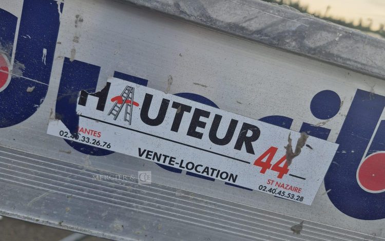 autre Échafaudage roulant en acier galvanisé marque DUARIB . Dimensions : 125 cm x185c  253