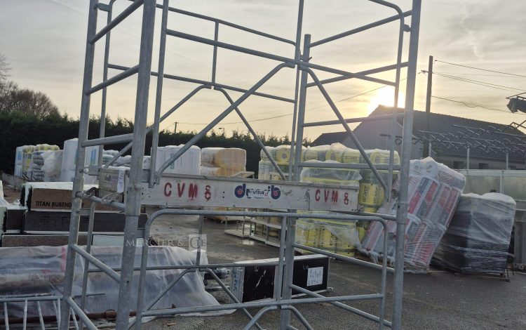 autre Échafaudage roulant en acier galvanisé marque DUARIB . Dimensions : 125 cm x185c  253