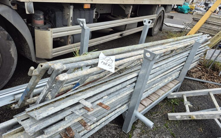 autre Lot comprenant 7 gardes de corps pour échafaudage de 3m et 20 planches en acier  268