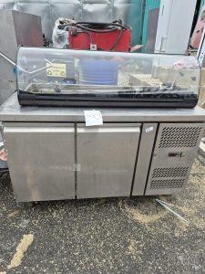 autre Lot comprenant  Un réfrigérateur bas à deux portes avec vitrine dexposition, éq  278