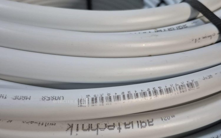 autre Lot d&rsquo;environ 300ml de Tube multicouches  blanc en couronne, souple et résistant  23