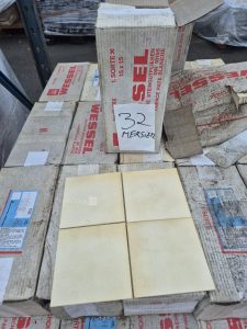 autre Lot d&rsquo;environ 60 m2 de faïence . Dimensions 15 x 15cm  26