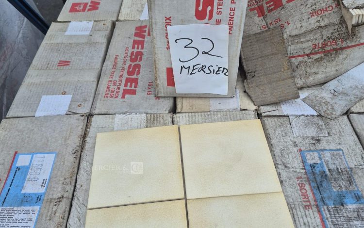 autre Lot d&rsquo;environ 60 m2 de faïence . Dimensions 15 x 15cm  26