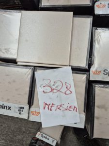 autre Lot d&rsquo;environ 30m2 de faïence de 15 x 15cm. Couleur Beige  316