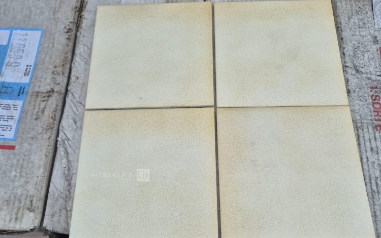 autre Lot d&rsquo;environ 60 m2 de faïence . Dimensions 15 x 15cm  26