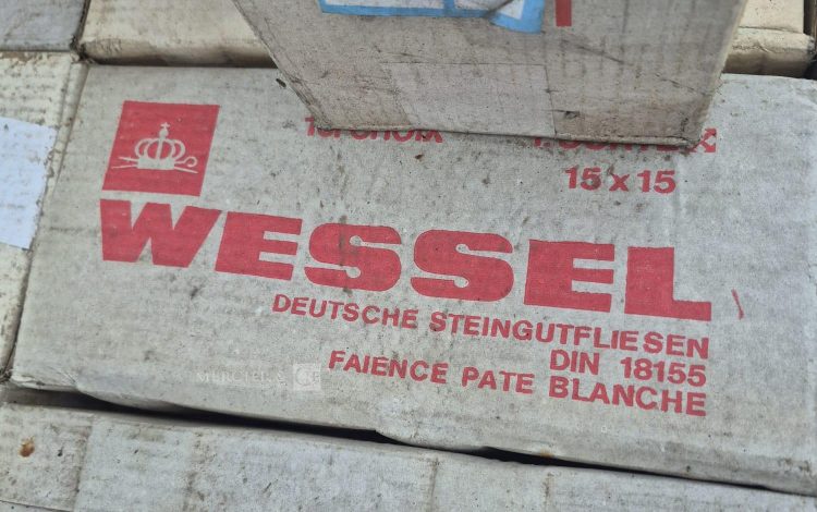 autre Lot d&rsquo;environ 60 m2 de faïence . Dimensions 15 x 15cm  26