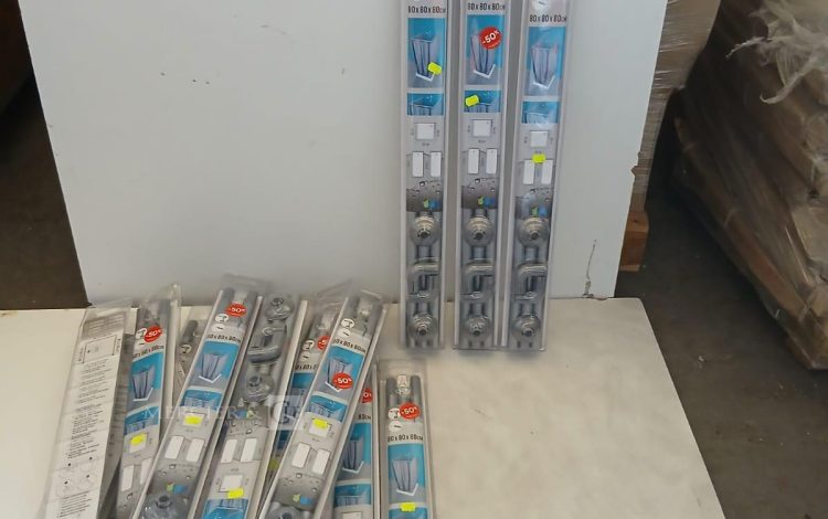 autre 17 ensembles de tringles de douche en aluminium  331