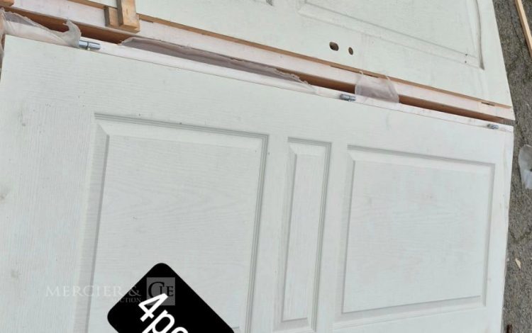 autre Lot de 4 portes intérieures blanches, au design classique et élégant.  333