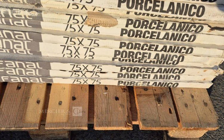 autre Lot denviron 20 m² de carrelage composé de dalles 75 × 75 cm.  28