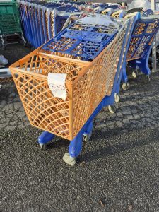 autre Lot de 16 chariots de courses en plastiques , structure bleu et orange  338