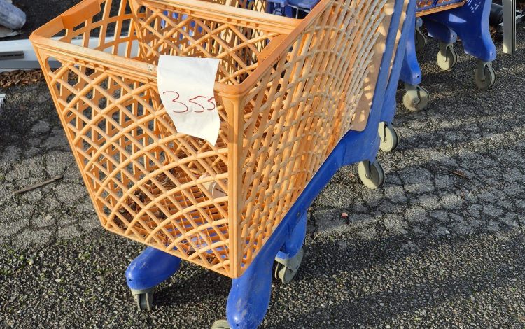 autre Lot de 16 chariots de courses en plastiques , structure bleu et orange  338