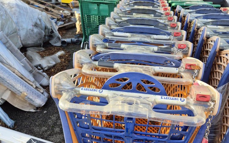 autre Lot de 16 chariots de courses en plastiques , structure bleu et orange  338